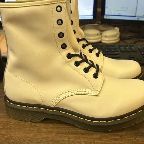 Dr. Martens 1460 WOMEN'S SMOOTH LEATHER LACE UP BOOTS - Picture 4 of 4